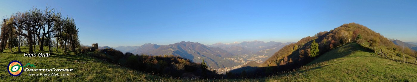 58 Ai Prati Parini, panoramica verso la Val Brembana.jpg